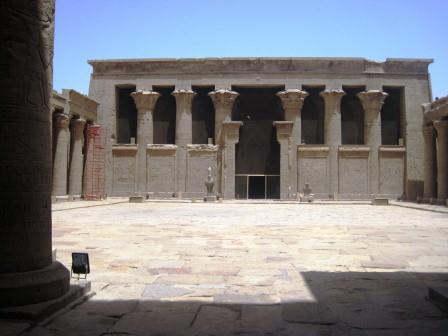 011 Edfu tempel binnenplaats