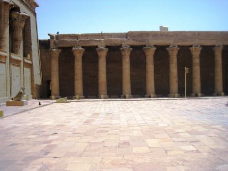027 Edfu tempel binnenplaats