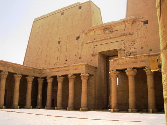 028 Edfu tempel binnenplaats