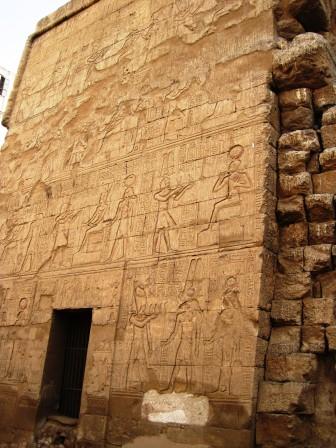08 Esna tempel buitenkant