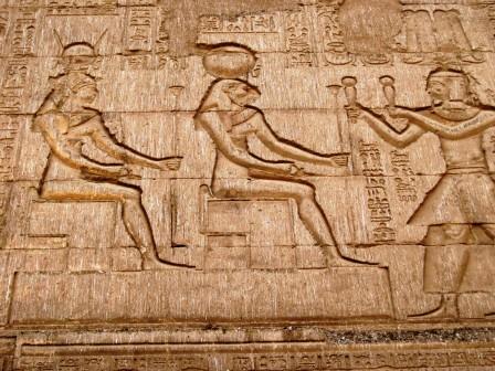 12 Esna tempel buitenkant