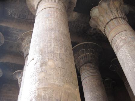 19 Esna tempel binnen
