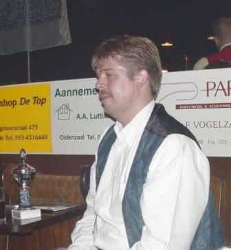 31 Wout met beker