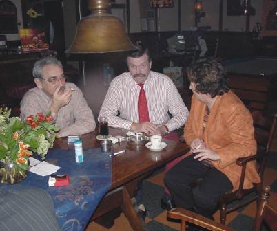 31 Willie en de familie Maas van 't Hoog gezellig aan de koffie