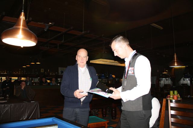 02a Felicitaties voor de nr 2 John Schollink