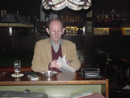 07 Arie Tolman bekijkt het wedstrijdprogramma