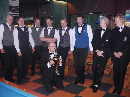 09 De finalisten en arbiters met een slaperige Martin Ros