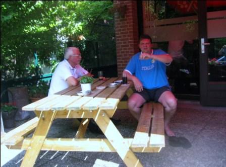Toon en Ben aan het picknicken