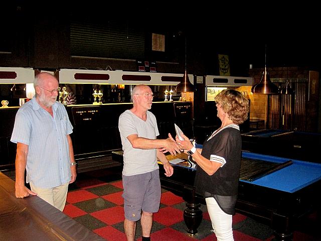 Doortje wordt bedankt voor de goede zorgen