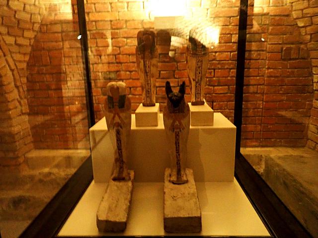 "Beschermgodheid, 2 figuren van Horuszoon Hapy met baviaankop (Hout), Duamutef met jakhalskop, Quebehsenuef met valkenkop"