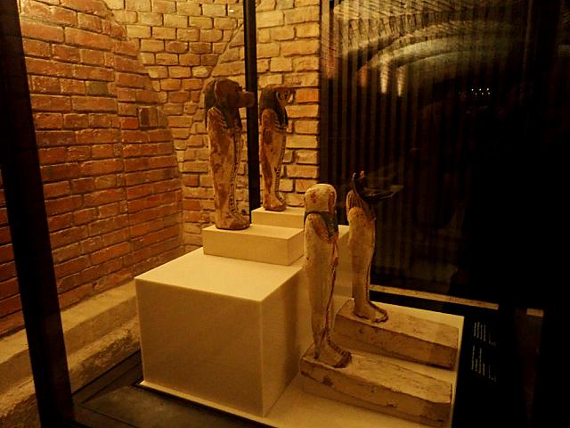 "Beschermgodheid, 2 figuren van Horuszoon Hapy met baviaankop (Hout), Duamutef met jakhalskop, Quebehsenuef met valkenkop"