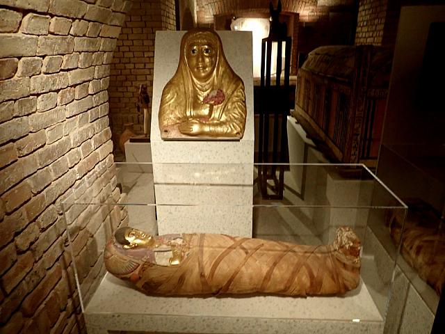Diverse mummies, 2 meisjes en een jongen. Graf van Aline (Hawara)