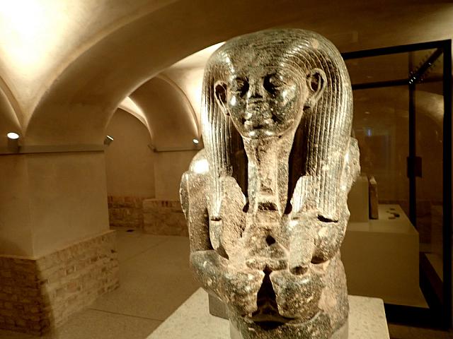 Torso van een Nijlgod (Medinet el-Fayum, zwart graniet)