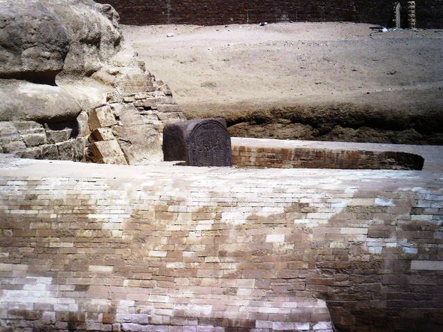 20 Sphinx met stele