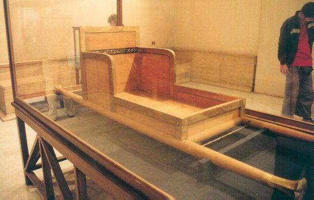 19e. Replica van de draagstoel van Hetepheres moeder Cheops