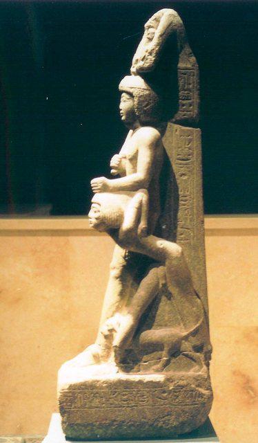 107. Ramses VI met vijanden en een leeuw 19-05-04