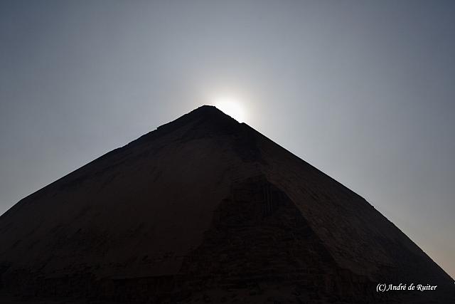 De Knikpiramide