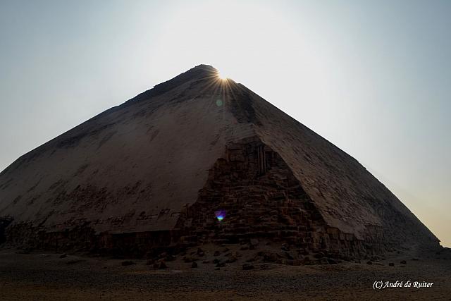 De Knikpiramide