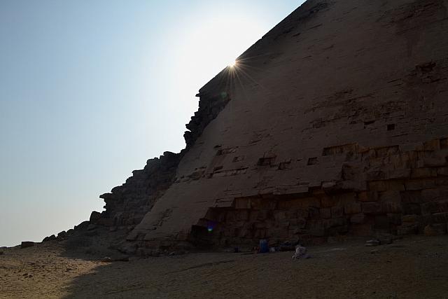 De Knikpiramide