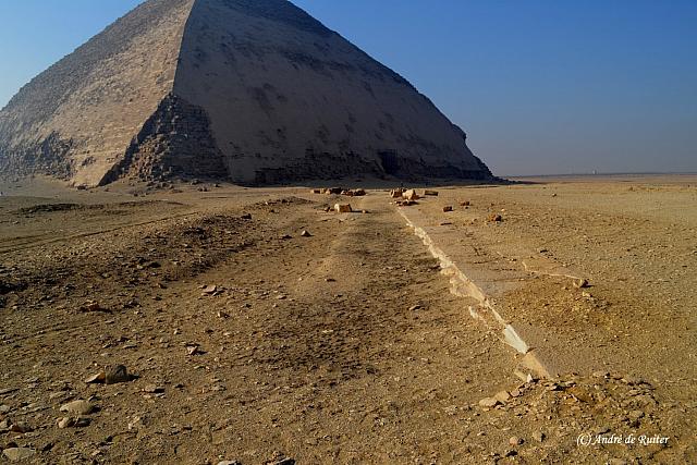 De Knikpiramide