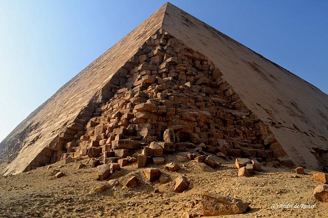De Knikpiramide