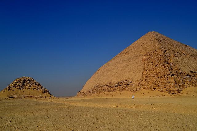 De Knikpiramide