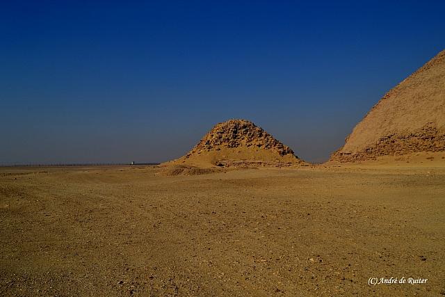De Knikpiramide