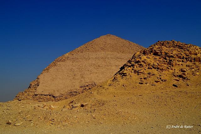 De Knikpiramide