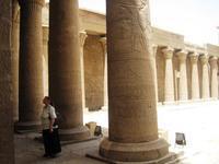 012 Edfu tempel binnenplaats