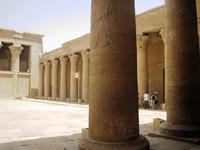 013 Edfu tempel binnenplaats