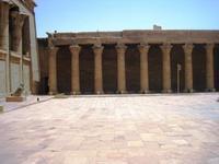 027 Edfu tempel binnenplaats