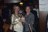 55 Angelica overhandigt de beker