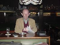 07 Arie Tolman bekijkt het wedstrijdprogramma