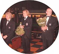 50 De arbiters in de bloemen gezet met vlnr Theo, Rikkie en Peter