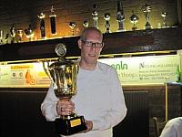 58 Robin met de bokaal
