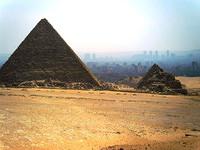 Cheops met koninginnepiramide