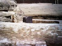 20 Sphinx met stele