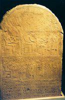 030. Offerstele aan Sobek